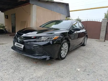 Toyota Camry 2020 года за 9 500 000 тг. в Алматы – фото 2