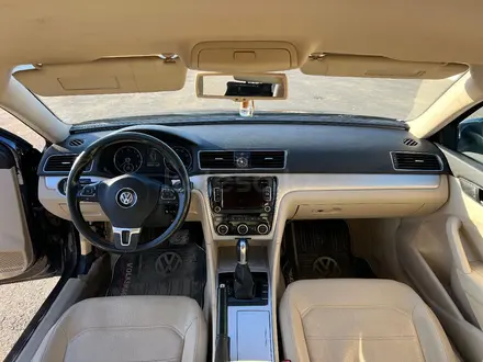 Volkswagen Passat 2012 года за 3 500 000 тг. в Атырау – фото 2