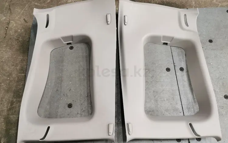 Обшивка стекла 3-го ряда на Мицубиси Паджеро 4 за 8 000 тг. в Алматы