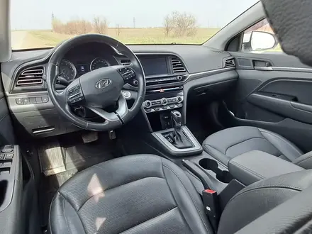 Hyundai Elantra 2019 года за 9 600 000 тг. в Уральск – фото 2