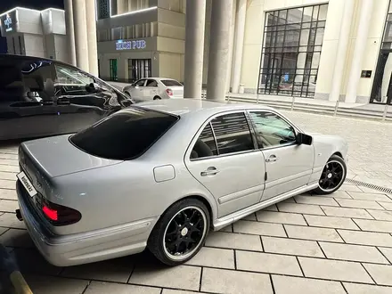 Mercedes-Benz E 55 AMG 1997 года за 3 650 000 тг. в Туркестан – фото 7