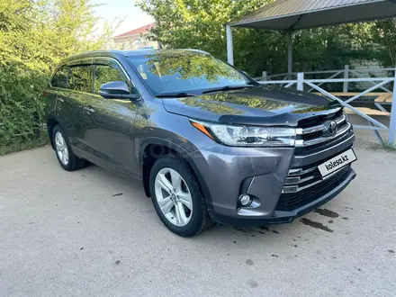 Toyota Highlander 2018 года за 17 500 000 тг. в Актобе – фото 2