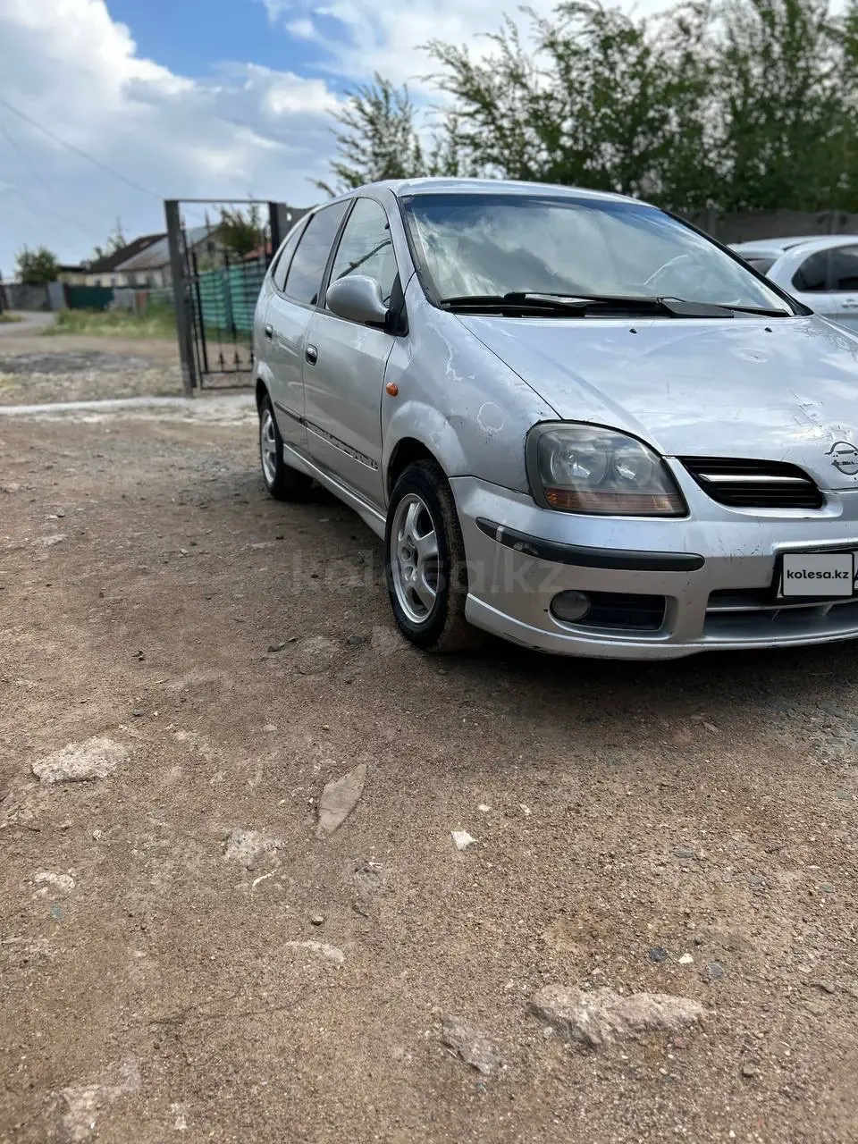 Nissan Tino, 2001