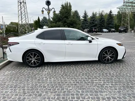 Toyota Camry 2021 года за 15 500 000 тг. в Алматы – фото 6