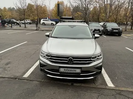 Volkswagen Tiguan 2021 года за 18 000 000 тг. в Атырау – фото 2