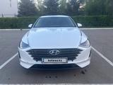 Hyundai Sonata 2022 годаүшін11 500 000 тг. в Уральск – фото 2