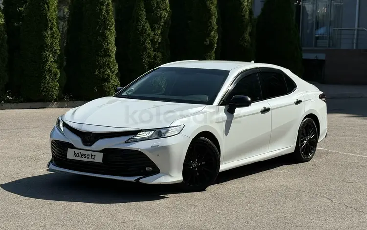 Toyota Camry 2018 года за 13 600 000 тг. в Алматы