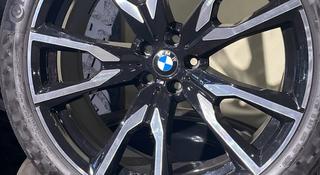 Оригинальные диски на BMW X7 с резиной Continental Premium Contact 6 RUN FL за 3 500 000 тг. в Алматы