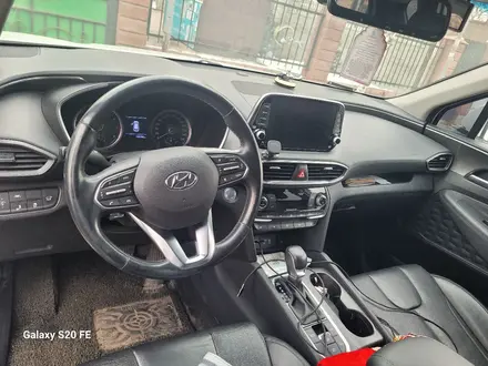 Hyundai Santa Fe 2020 года за 13 300 000 тг. в Алматы – фото 2