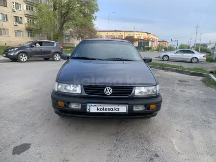 Volkswagen Passat 1995 года за 1 800 000 тг. в Кентау – фото 2