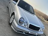 Mercedes-Benz E 200 1998 года за 3 850 000 тг. в Жезказган – фото 2