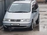 Volkswagen Sharan 1998 года за 1 500 000 тг. в Алматы – фото 2