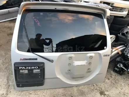 Крышка багажника на Митсубиси Паджеро 3 v65 за 70 000 тг. в Алматы