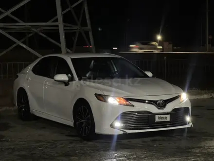 Toyota Camry 2018 года за 7 700 000 тг. в Атырау – фото 2