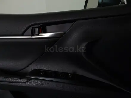 Toyota Camry 2019 года за 13 300 000 тг. в Шымкент – фото 16