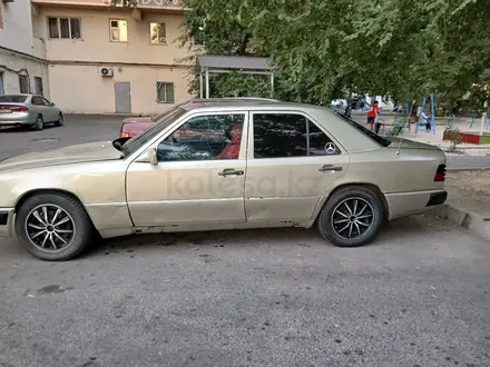 Mercedes-Benz E 230 1986 года за 900 000 тг. в Тараз – фото 2