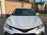 Toyota Camry 2021 года за 18 300 000 тг. в Шымкент – фото 2