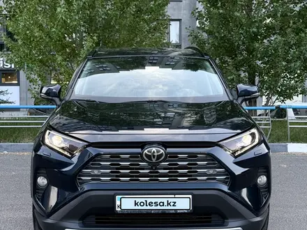 Toyota RAV4 2020 года за 15 800 000 тг. в Астана – фото 2