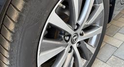 Bridgestone 2 штуки в хорошем состоянии, 215/55/17 за 19 000 тг. в Уральск