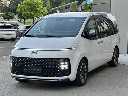 Hyundai Staria 2023 года за 22 300 000 тг. в Алматы