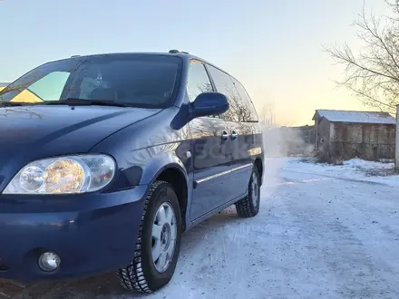 Kia Carnival 2003 года за 4 200 000 тг. в Петропавловск – фото 2