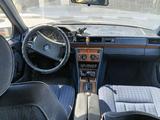 Mercedes-Benz E 230 1991 года за 1 800 000 тг. в Сатпаев – фото 2
