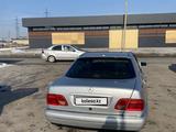 Mercedes-Benz E 280 1997 года за 2 400 000 тг. в Тараз – фото 3