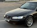 Toyota Camry 1998 года за 2 950 000 тг. в Алматы – фото 20
