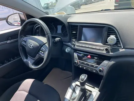 Hyundai Elantra 2018 года за 4 700 000 тг. в Атырау – фото 2