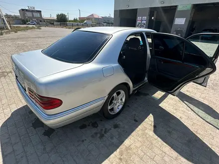 Mercedes-Benz E 200 1999 года за 2 600 000 тг. в Актау – фото 3