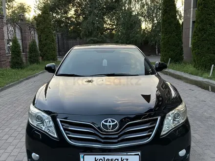 Toyota Camry 2009 года за 7 490 000 тг. в Алматы – фото 2