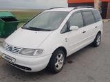 Volkswagen Sharan 1997 годаfor2 000 000 тг. в Шахтинск