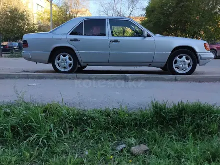 Mercedes-Benz E 280 1993 года за 2 000 000 тг. в Петропавловск – фото 4