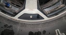 Комплект шин с дисками за 350 000 тг. в Астана – фото 3