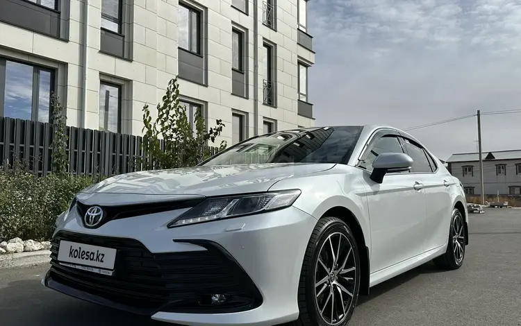 Toyota Camry 2023 года за 14 900 000 тг. в Атырау