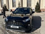 Toyota RAV4 2020 года за 13 200 000 тг. в Астана