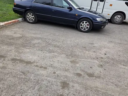 Toyota Camry 1998 года за 2 800 000 тг. в Астана – фото 2