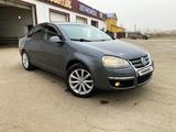 Volkswagen Jetta 2010 года за 4 000 000 тг. в Атырау – фото 2