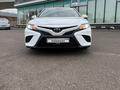 Toyota Camry 2020 года за 11 500 000 тг. в Алматы – фото 2