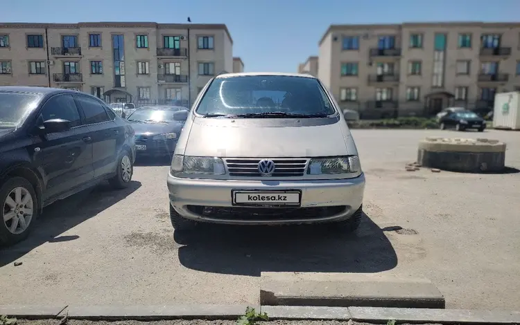 Volkswagen Sharan 1996 годаүшін2 100 000 тг. в Атырау