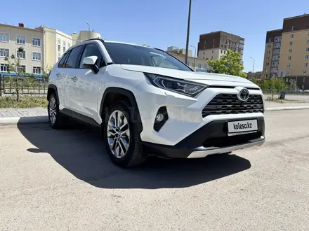 Toyota RAV4 2021 года за 19 500 000 тг. в Караганда