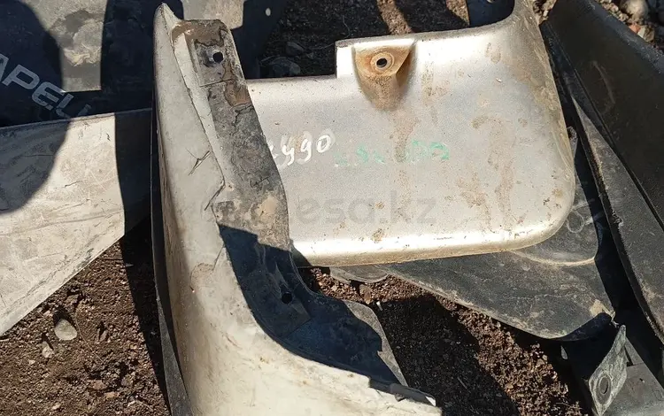 Брызговик левый за 5 000 тг. в Алматы