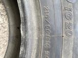 Зимняя резина Yokohama 215/60R16 1шт за 3 000 тг. в Алматы