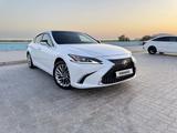 Lexus ES 250 2018 года за 23 000 000 тг. в Актау
