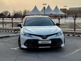 Toyota Camry 2020 года за 16 500 000 тг. в Алматы – фото 2