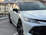 Toyota Camry 2020 года за 15 900 000 тг. в Алматы – фото 3