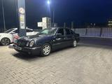 Mercedes-Benz E 320 1997 года за 2 700 000 тг. в Астана – фото 2