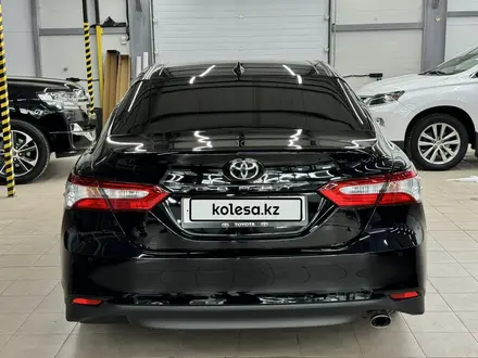 Toyota Camry 2018 года за 9 400 000 тг. в Уральск – фото 4