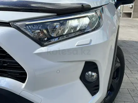 Toyota RAV4 2022 года за 17 500 000 тг. в Актобе – фото 3