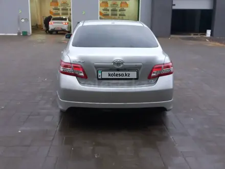 Toyota Camry 2011 года за 6 800 000 тг. в Актобе – фото 4